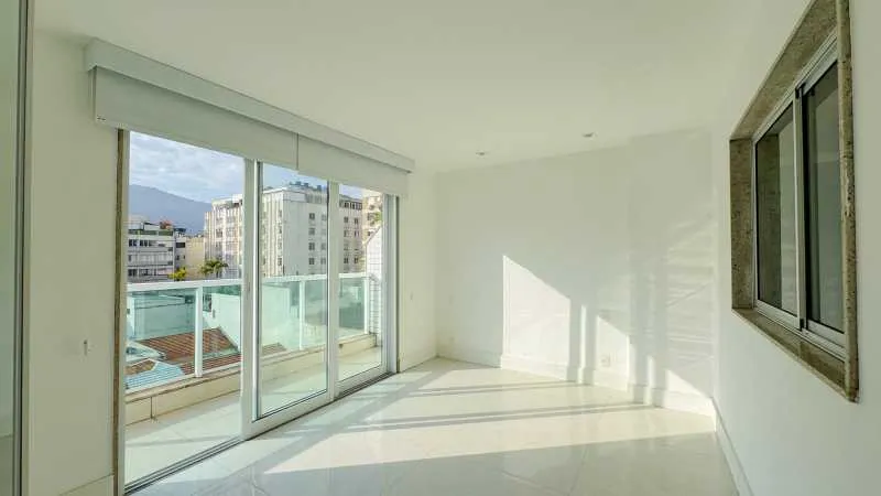 3-bedroom apartment in a building with a pool — photo 25