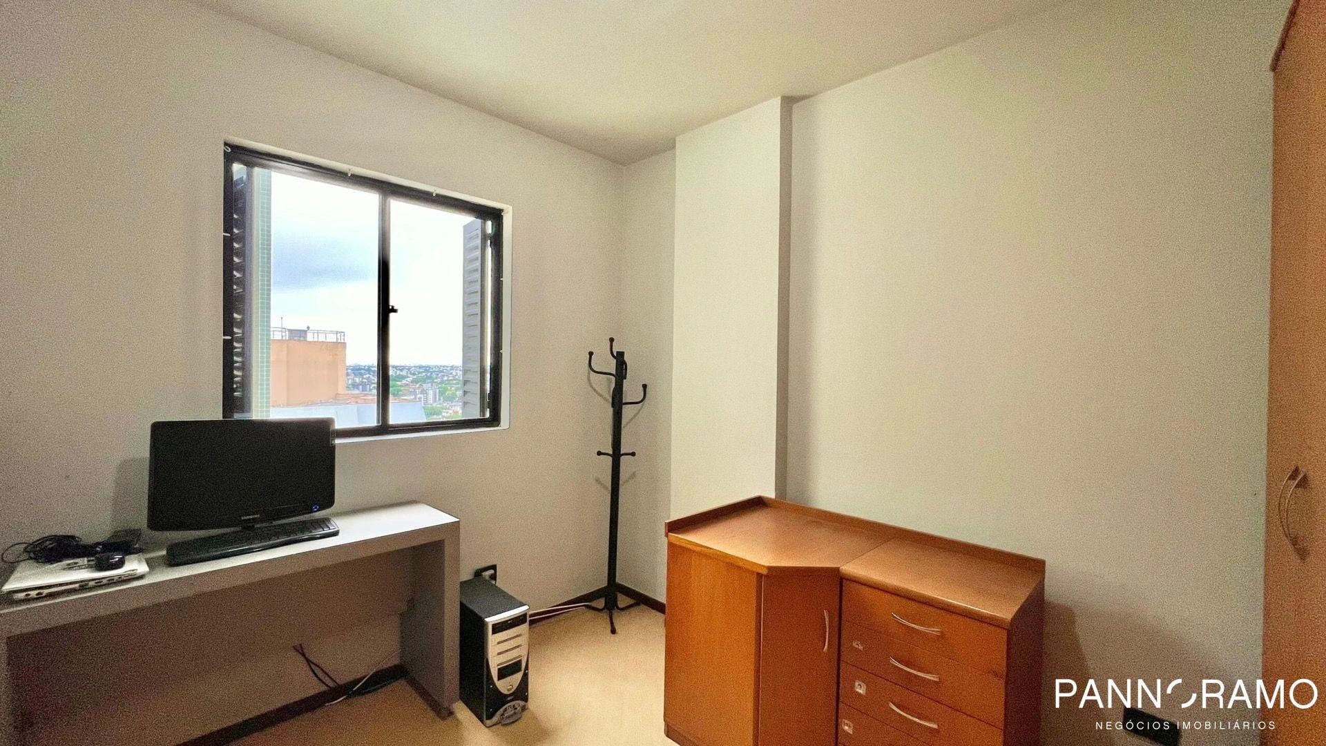Walk-in closet in a 3-bedroom apartment, 186 m² — photo 14