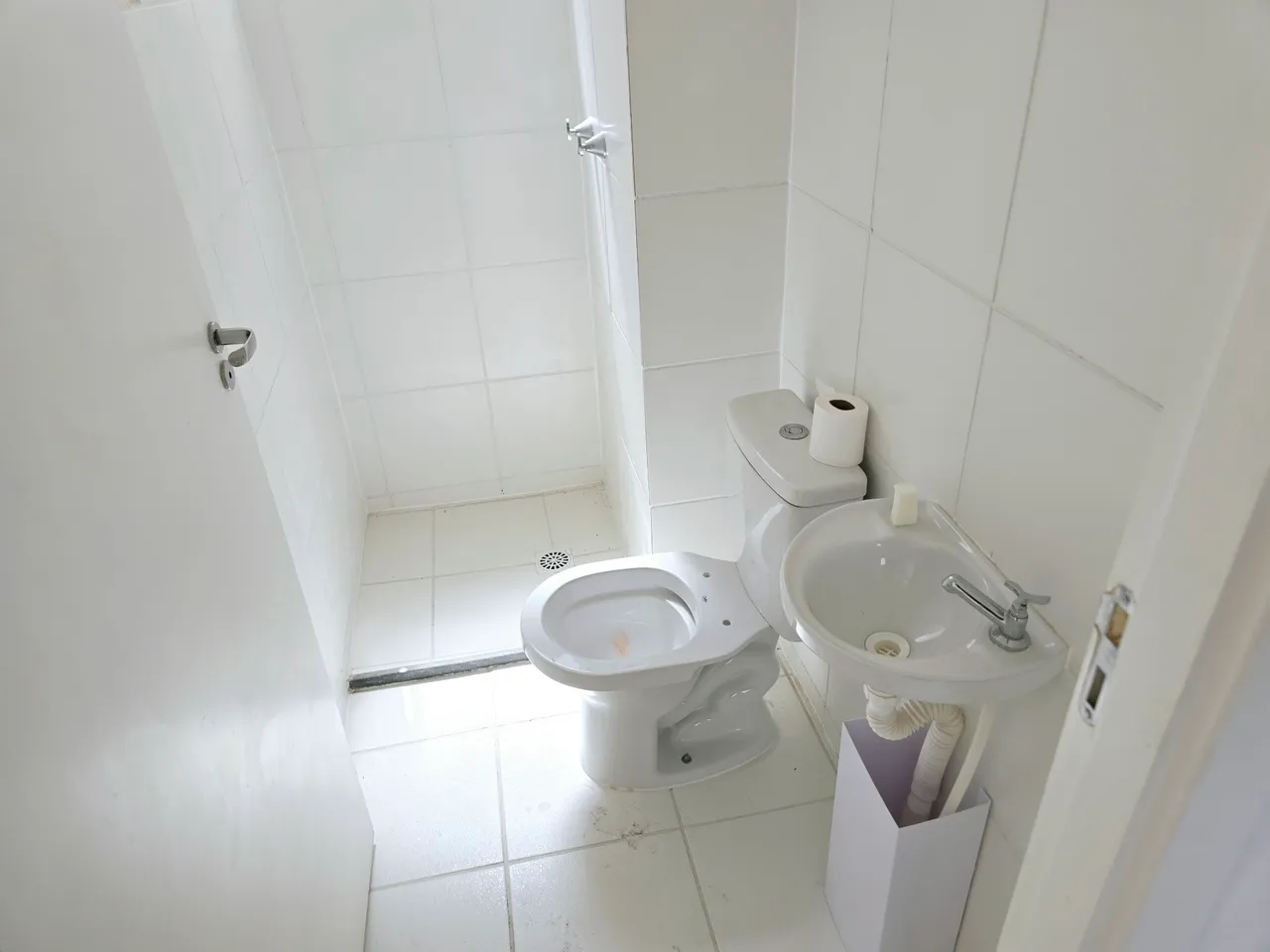 2-bedroom apartment with gas stove and glass shower — photo 4