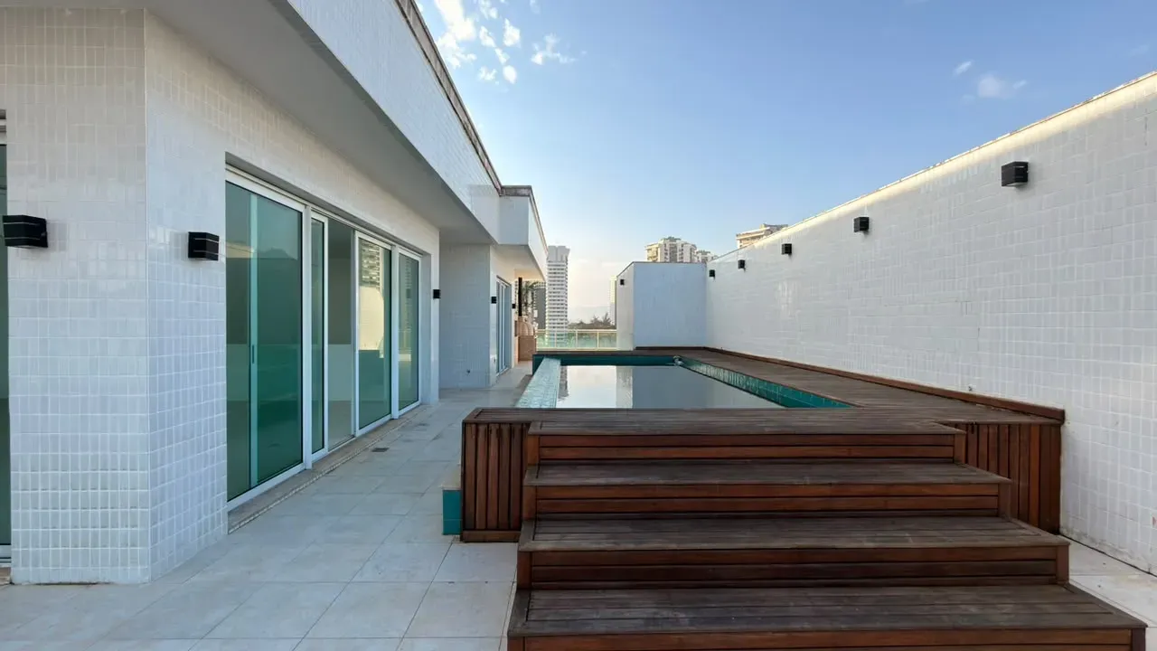 575 m² apartment with 5 en-suite bedrooms and glass balcony — photo 47