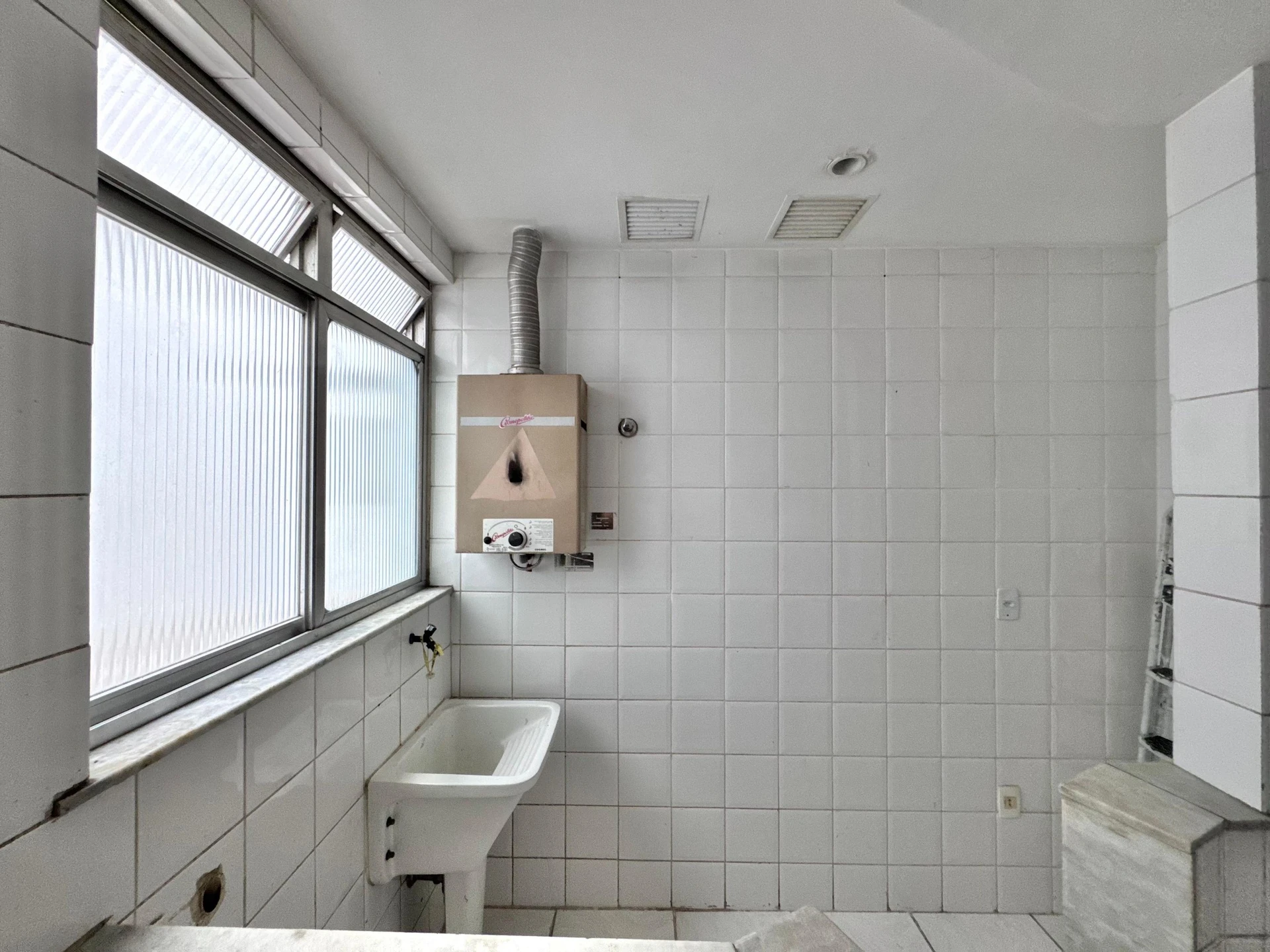 3-bedroom apartment with a balcony and laundry area — photo 19