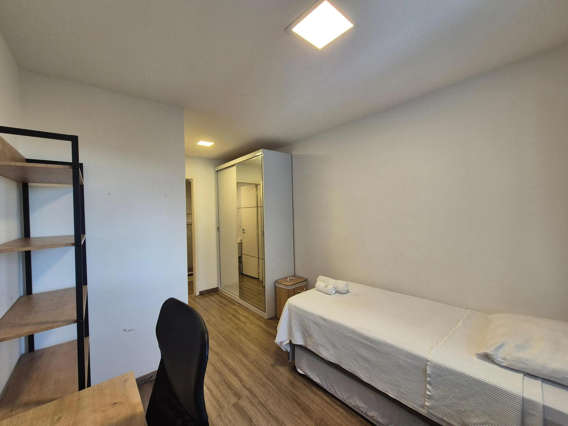 Furnished apartment with 2 en-suite bedrooms and 1 parking — photo 9