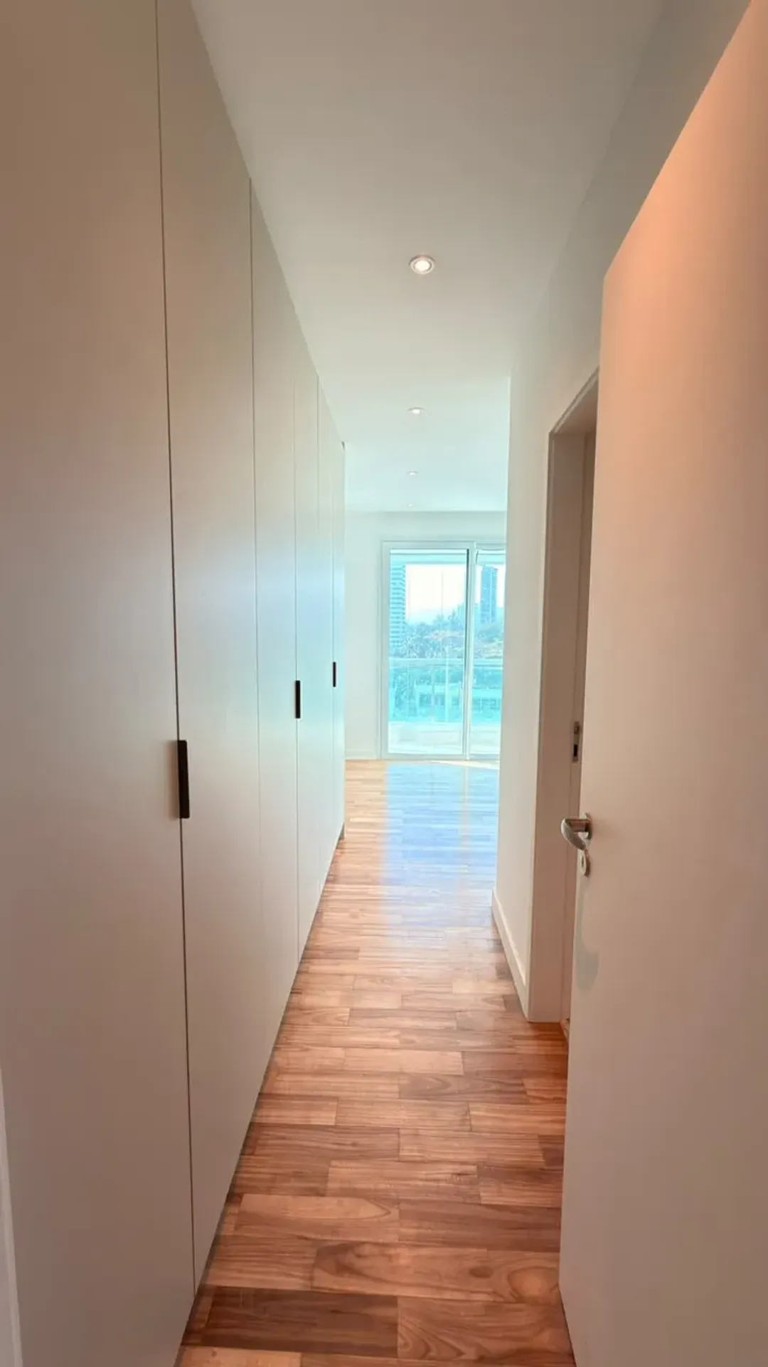 575 m² apartment with 5 en-suite bedrooms and glass balcony — photo 32