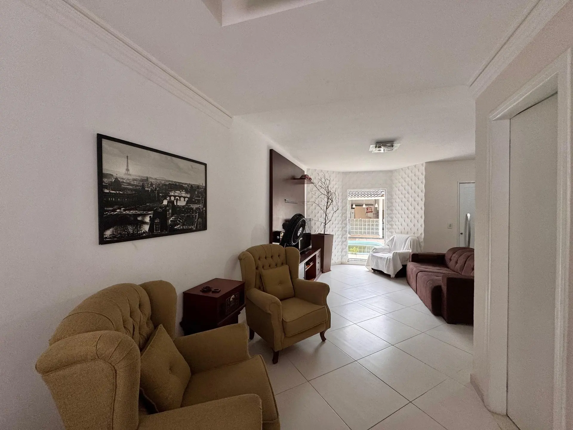 Furnished condo house with 3 bedrooms and laundry setup — photo 28
