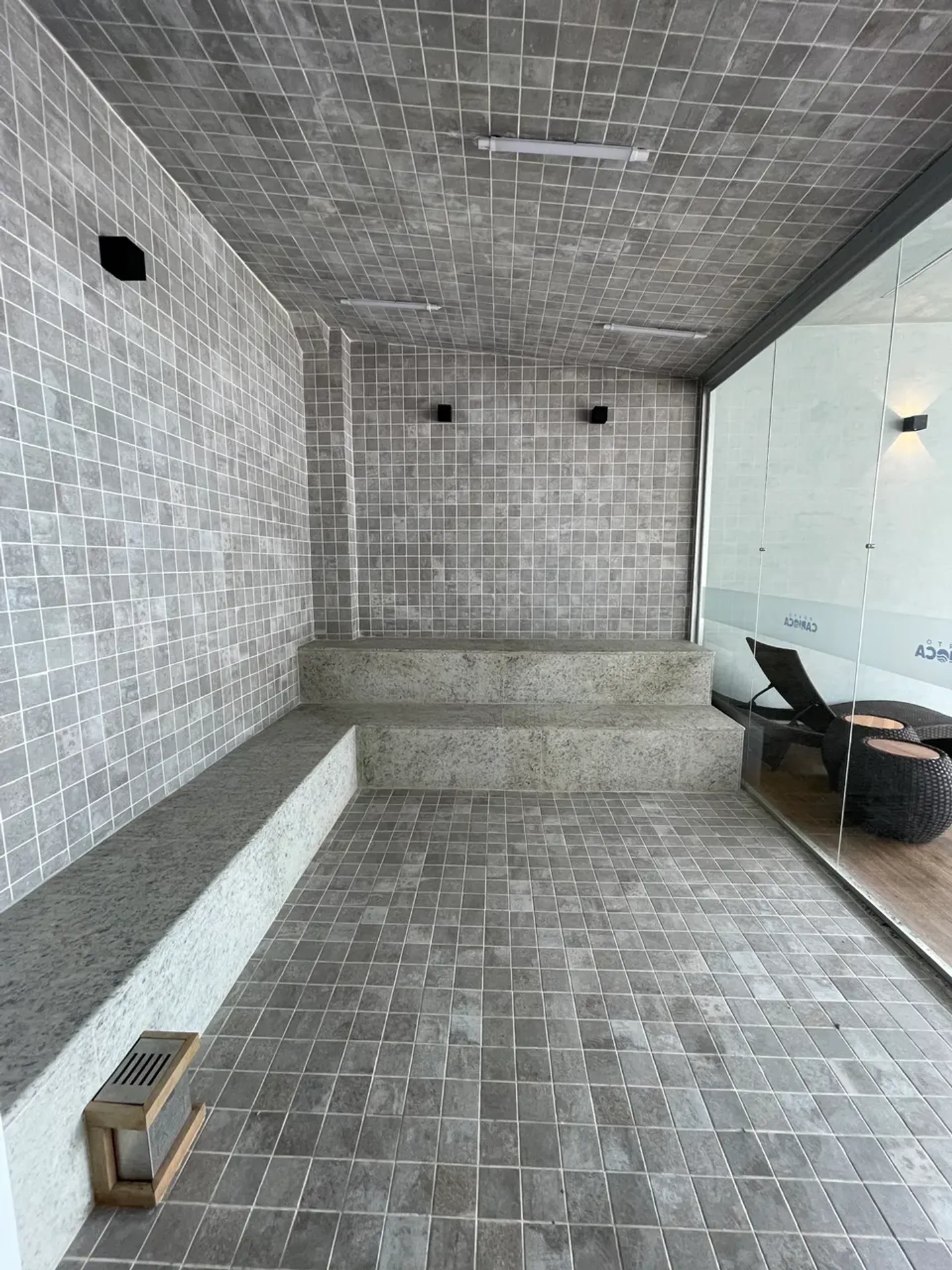 Apartamento de 2 quartos com piso de madeira ou laminado — photo 23