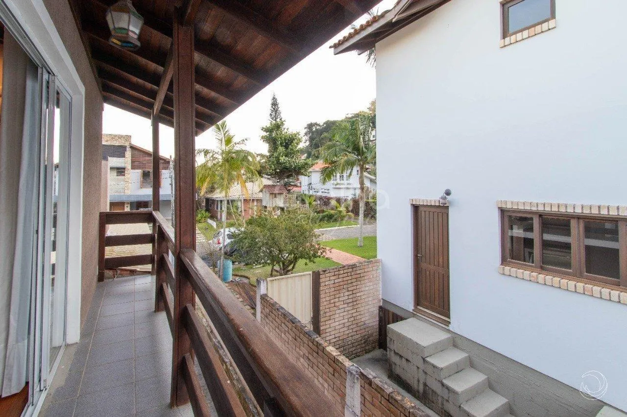 5-bedroom house with a fireplace in Florianópolis — photo 32