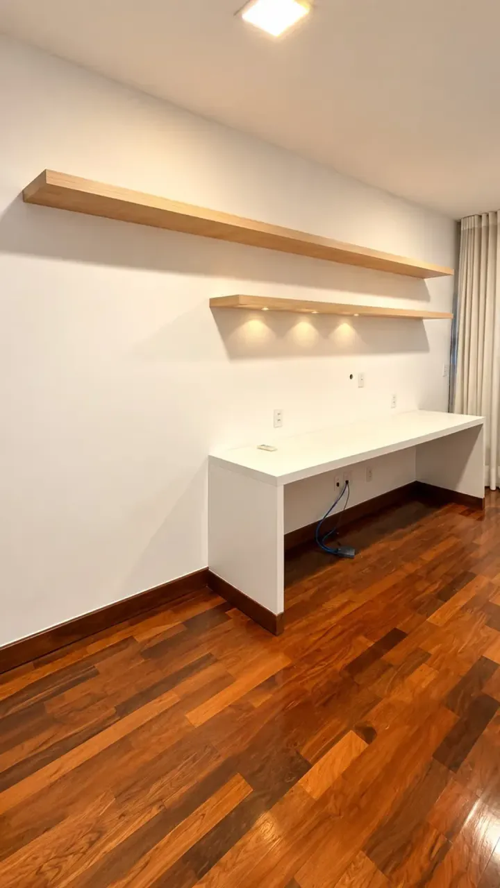 Wood or laminate floors in a 4-bedroom apartment, 260 m² — photo 10
