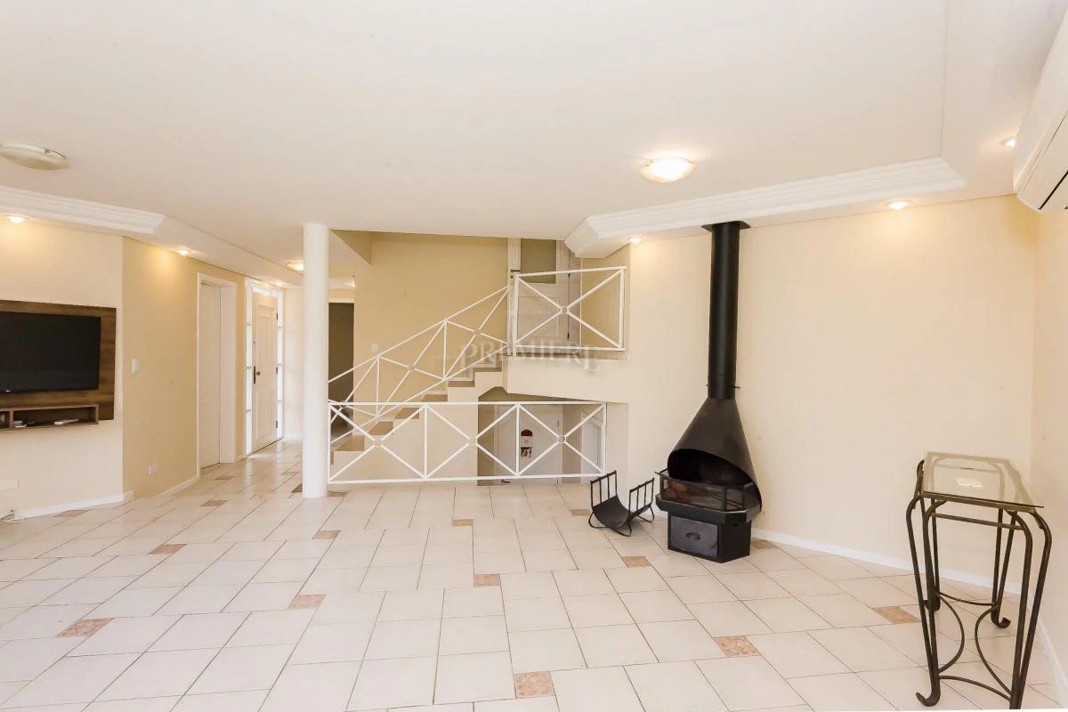 3-bedroom house with 7 parking spaces