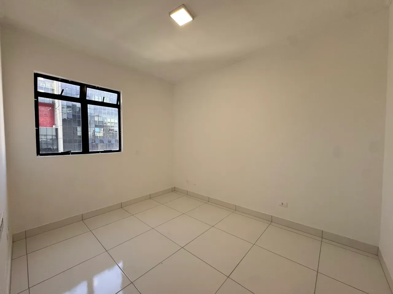 1-bedroom apartment with open-plan kitchen and balcony — photo 7