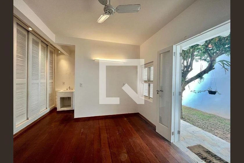 Balcony with a grill in a 3-bedroom house, 220 m² — photo 28