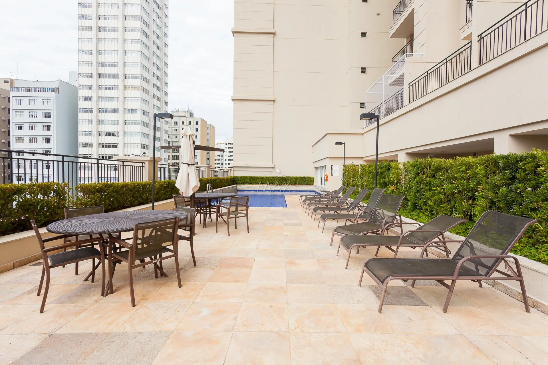 Furnished studio with balcony and open-plan kitchen — photo 25