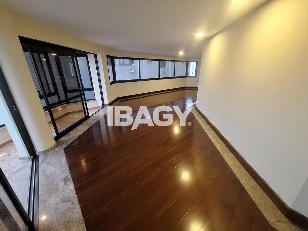 4-bedroom apartment with private BBQ and wood floors — photo 3