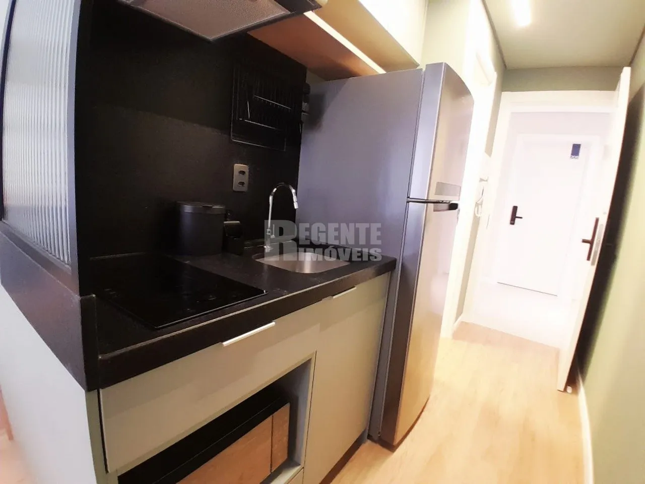 Меблированная студия 20 м² с кухней открытой планировки — photo 21