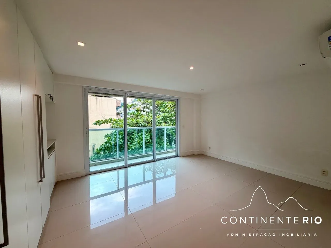 4-bedroom apartment with floor-to-ceiling windows