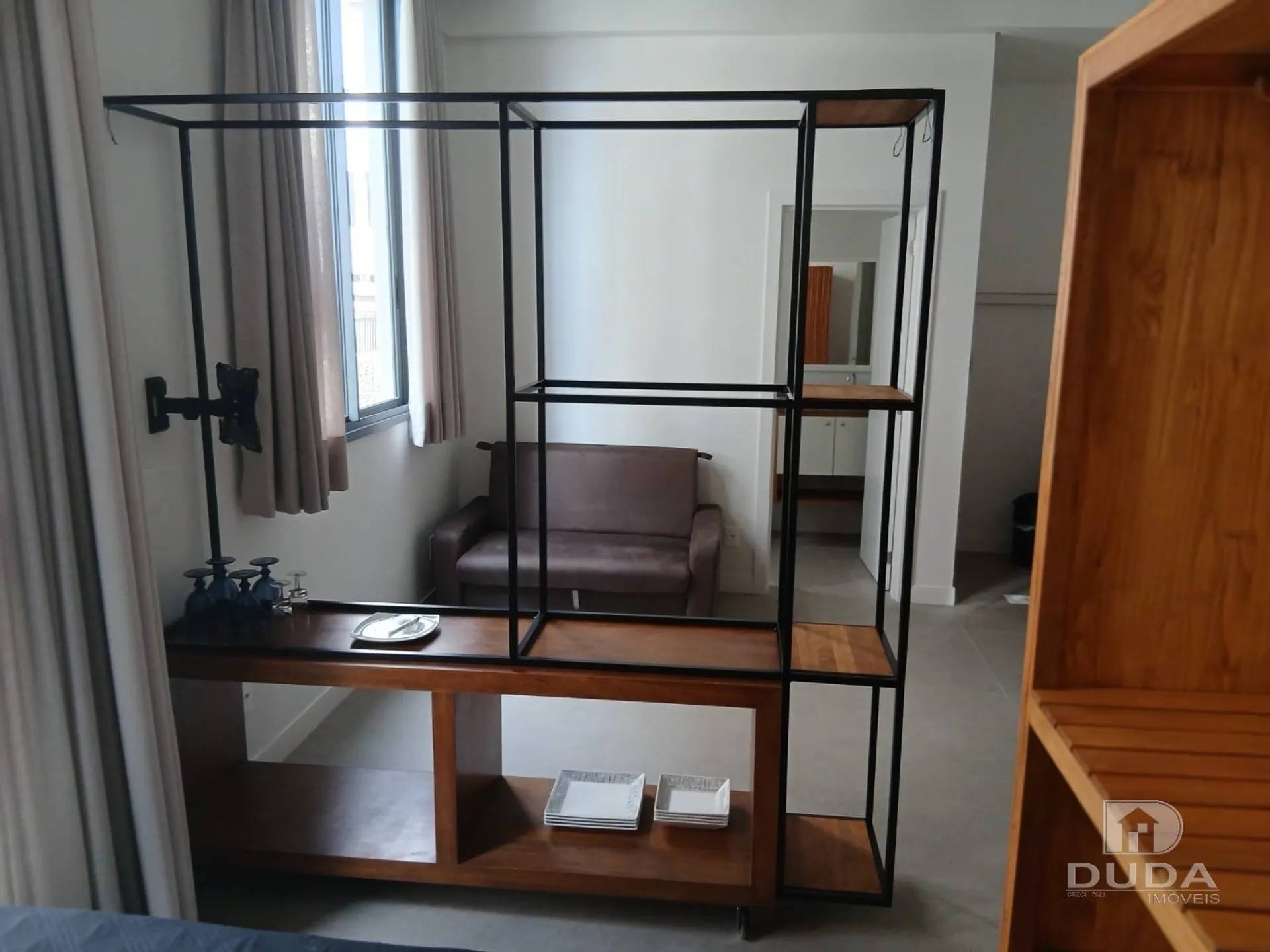 Furnished 1-bedroom apartment with open-plan kitchen — photo 17