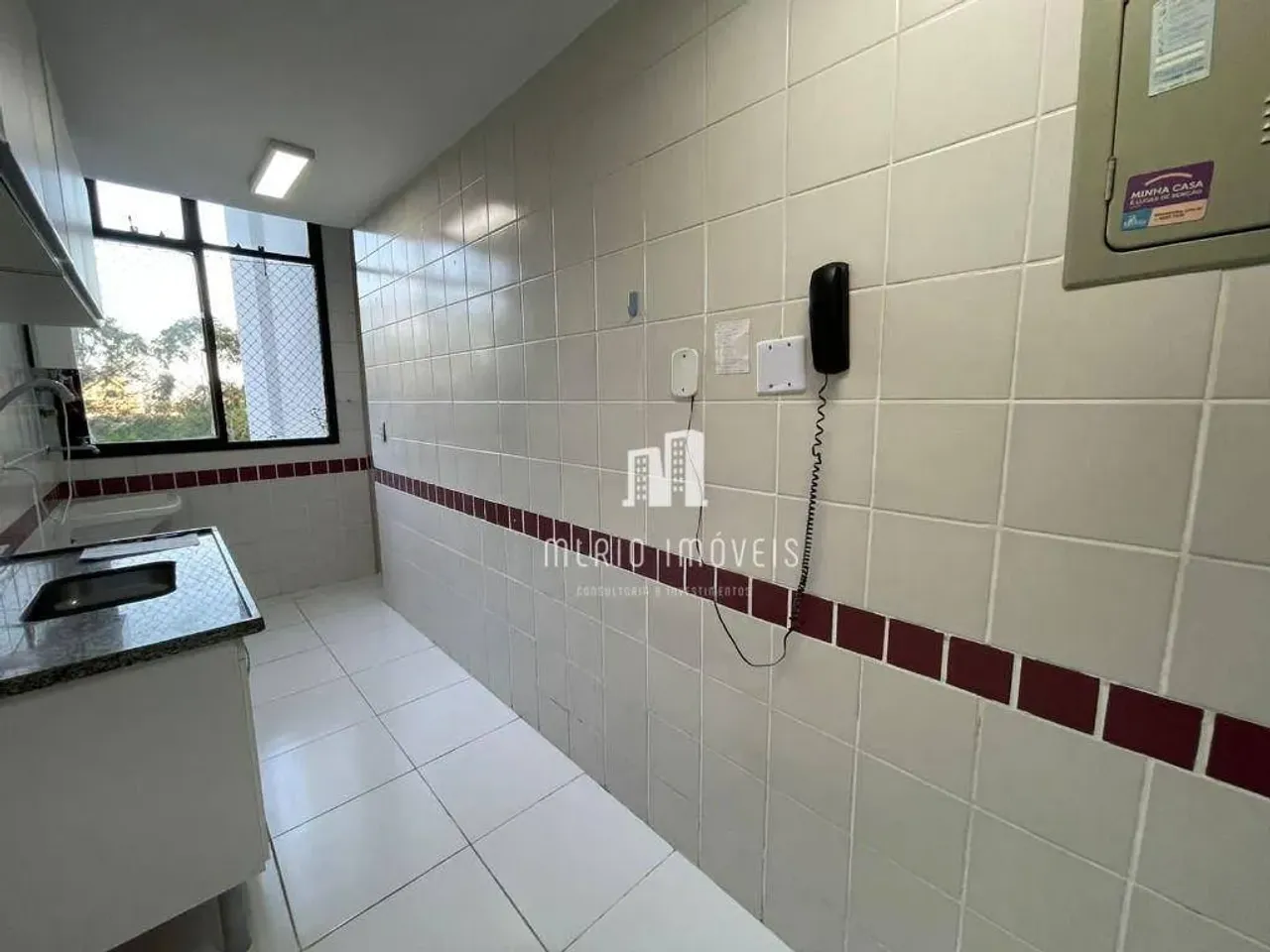 Apartamento com 3 dormitórios e piso de cerâmica