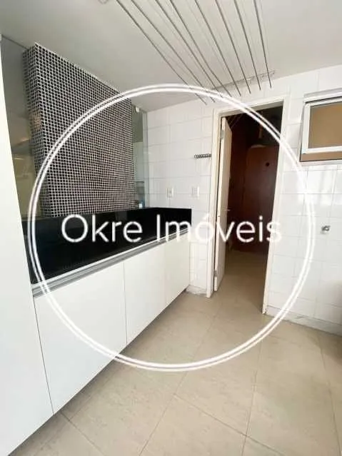 Apartment with 3 bedrooms and built-in wardrobes — photo 27