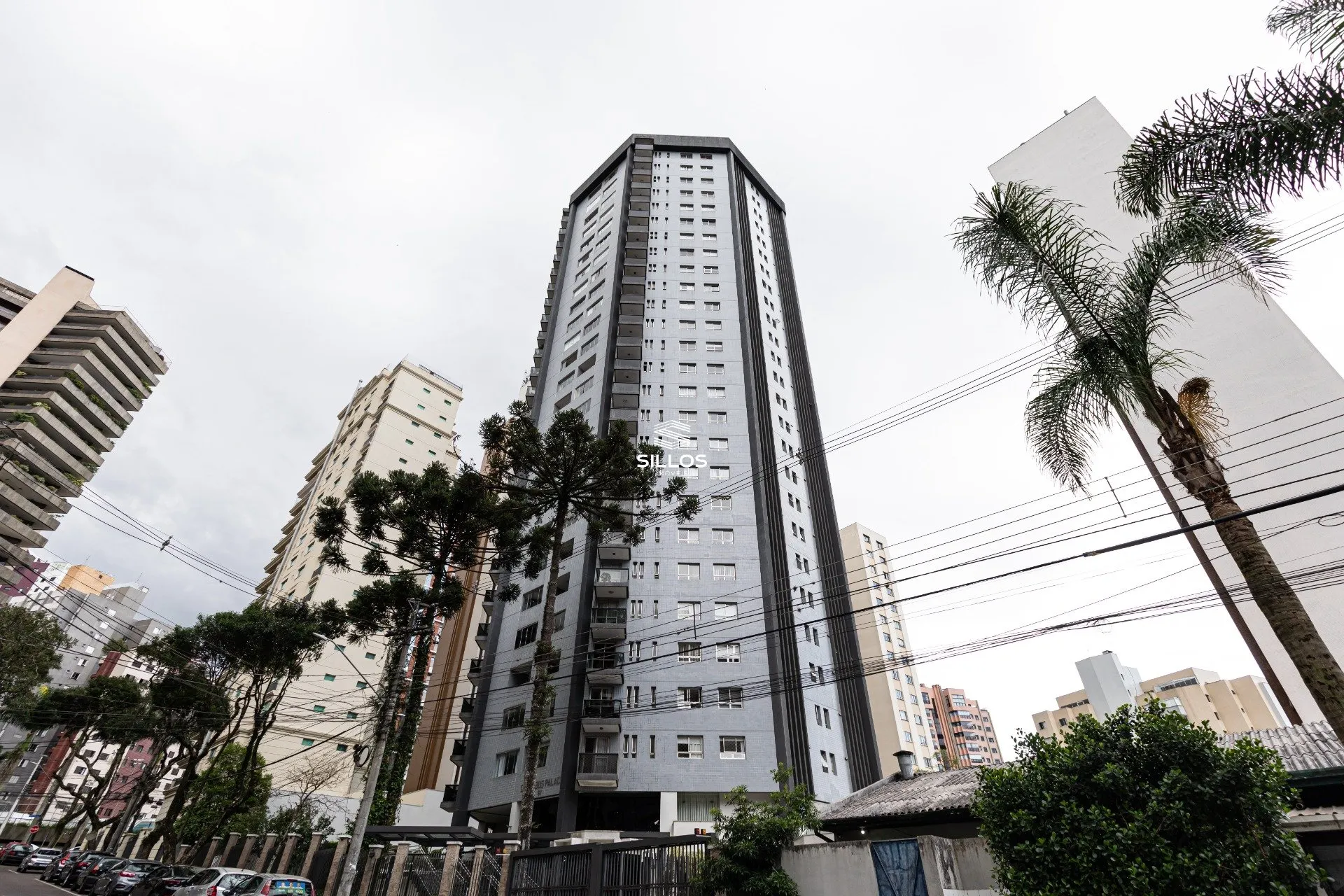 121 m² apartment with a glass-enclosed balcony and a bathtub — photo 46