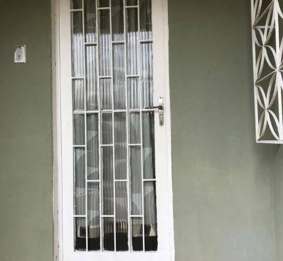 House with 3 bedrooms and wood floors — photo 6
