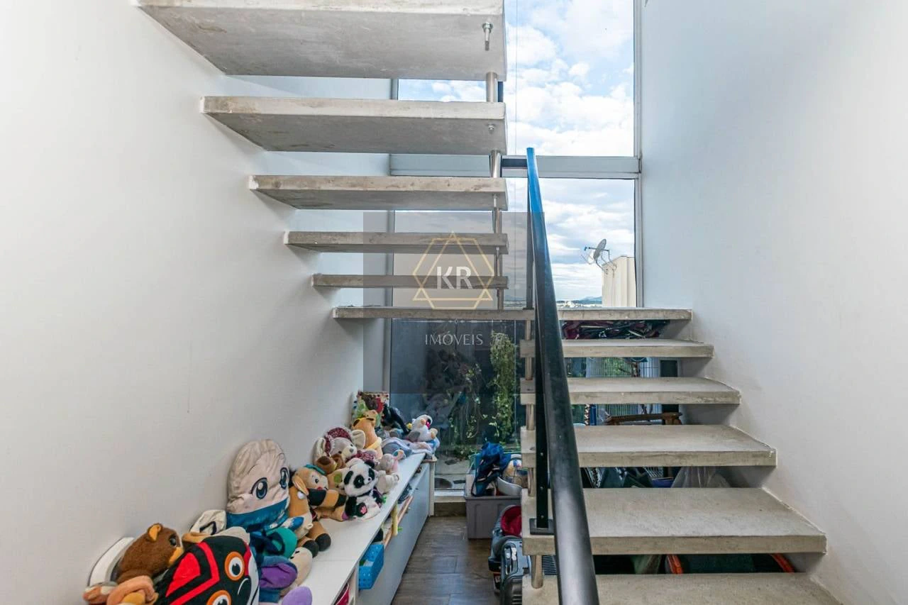 3-bedroom house with floor-to-ceiling windows — photo 8