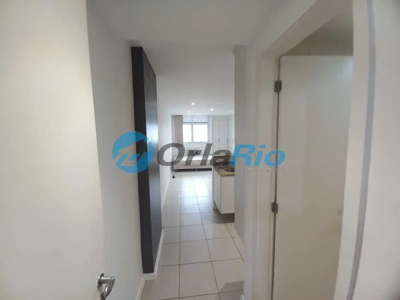 Furnished 1-bedroom apartment with open-plan kitchen — photo 17