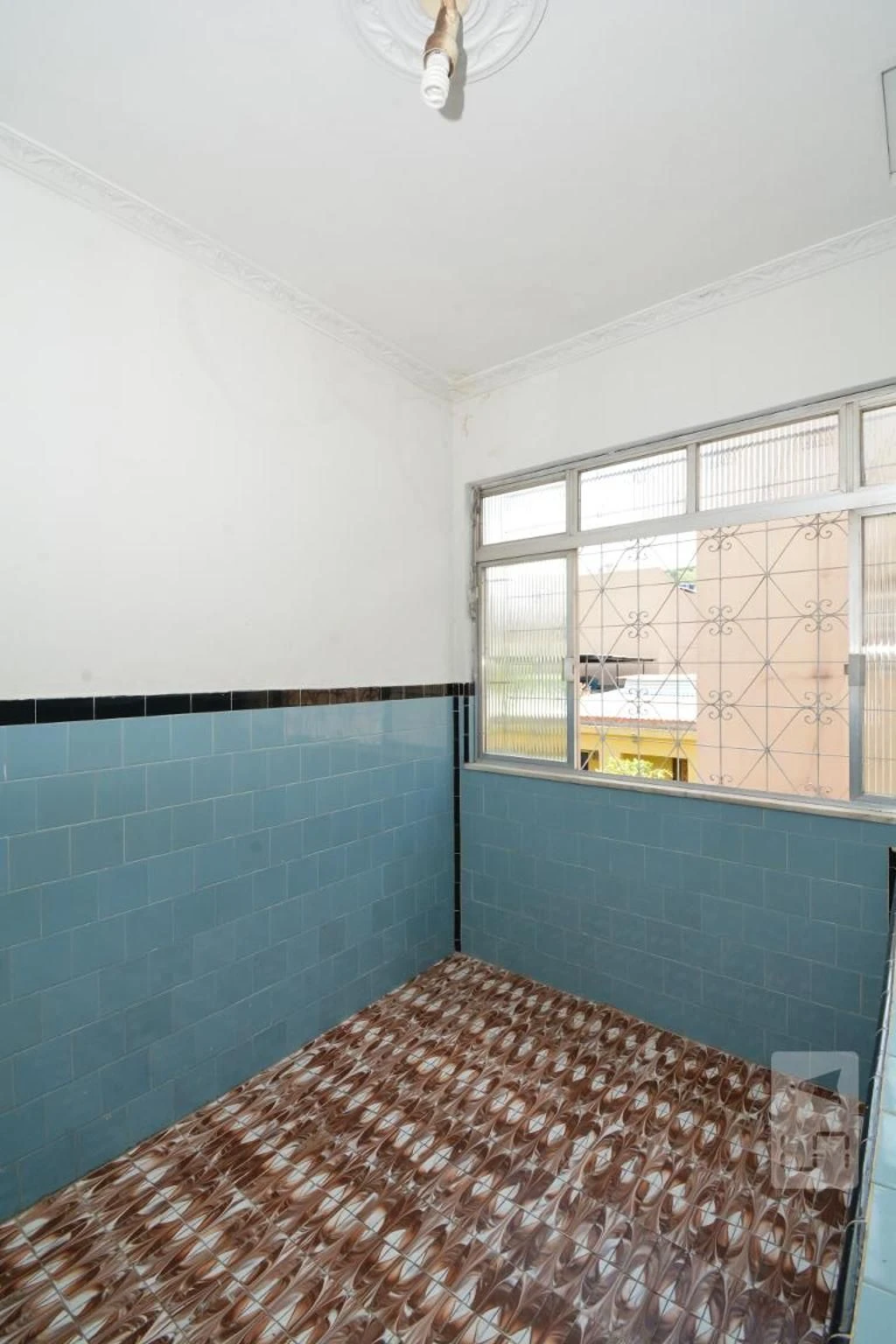 Wood or laminate floors in a 2-bedroom house, 100 m² — photo 3