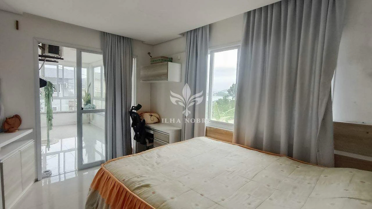 Glass-enclosed balcony in a 4-bedroom house, 400 m² — photo 5