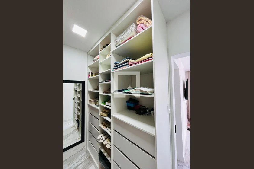 3-bedroom house with a walk-in closet — photo 3