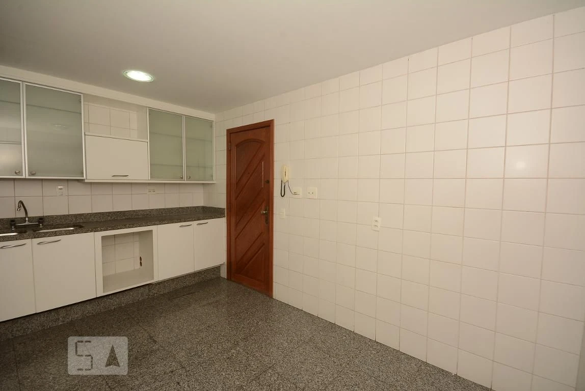 4-bedroom apartment in a building with a pool — photo 28