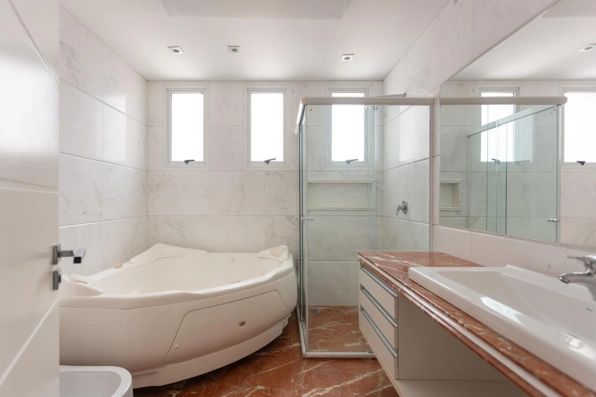 Glass-enclosed balcony in a 3-bedroom apartment, 297 m² — photo 15