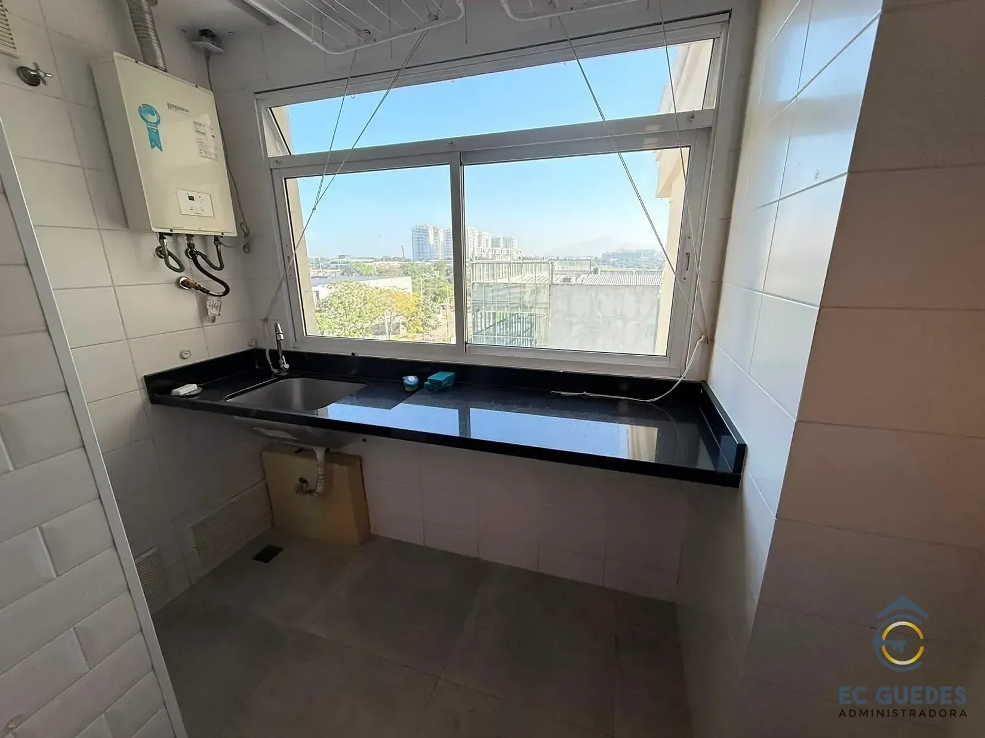 Furnished 3-bedroom apartment with glassed balcony — photo 19