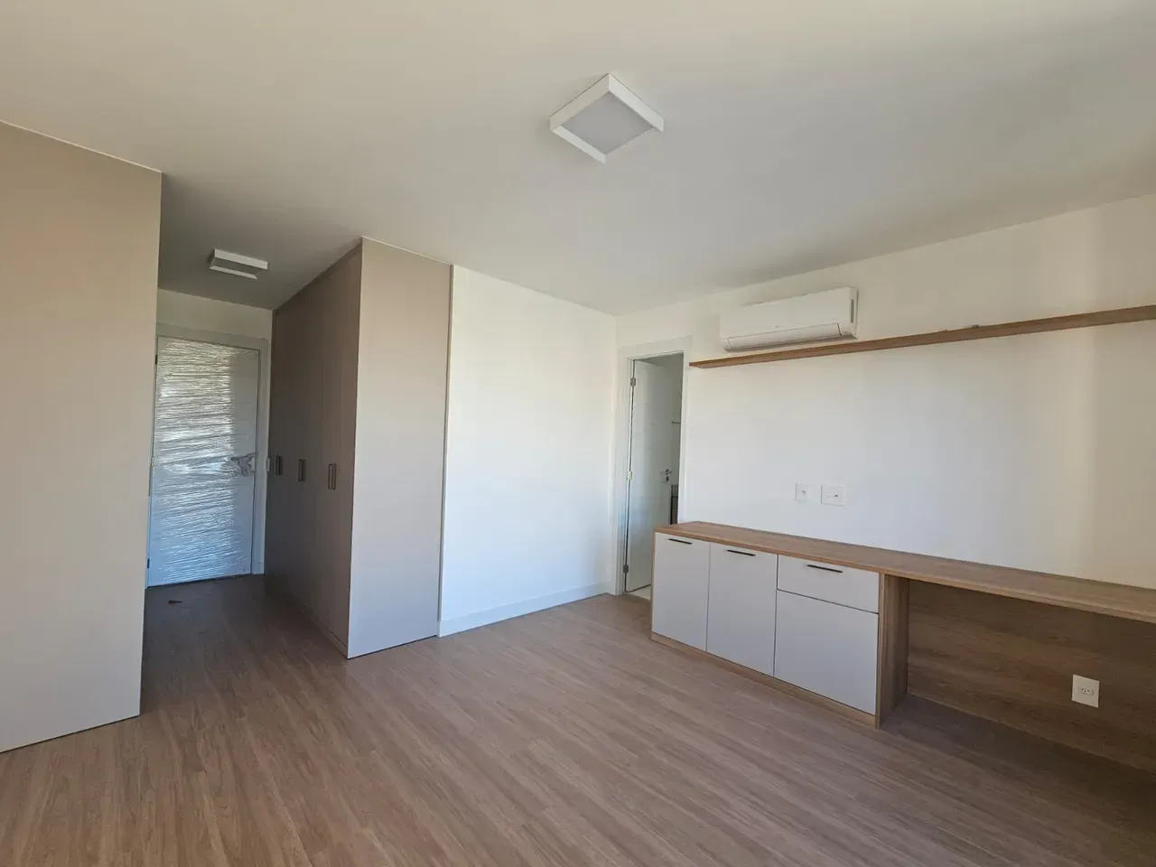 4-bedroom apartment in a building with a gym — photo 3