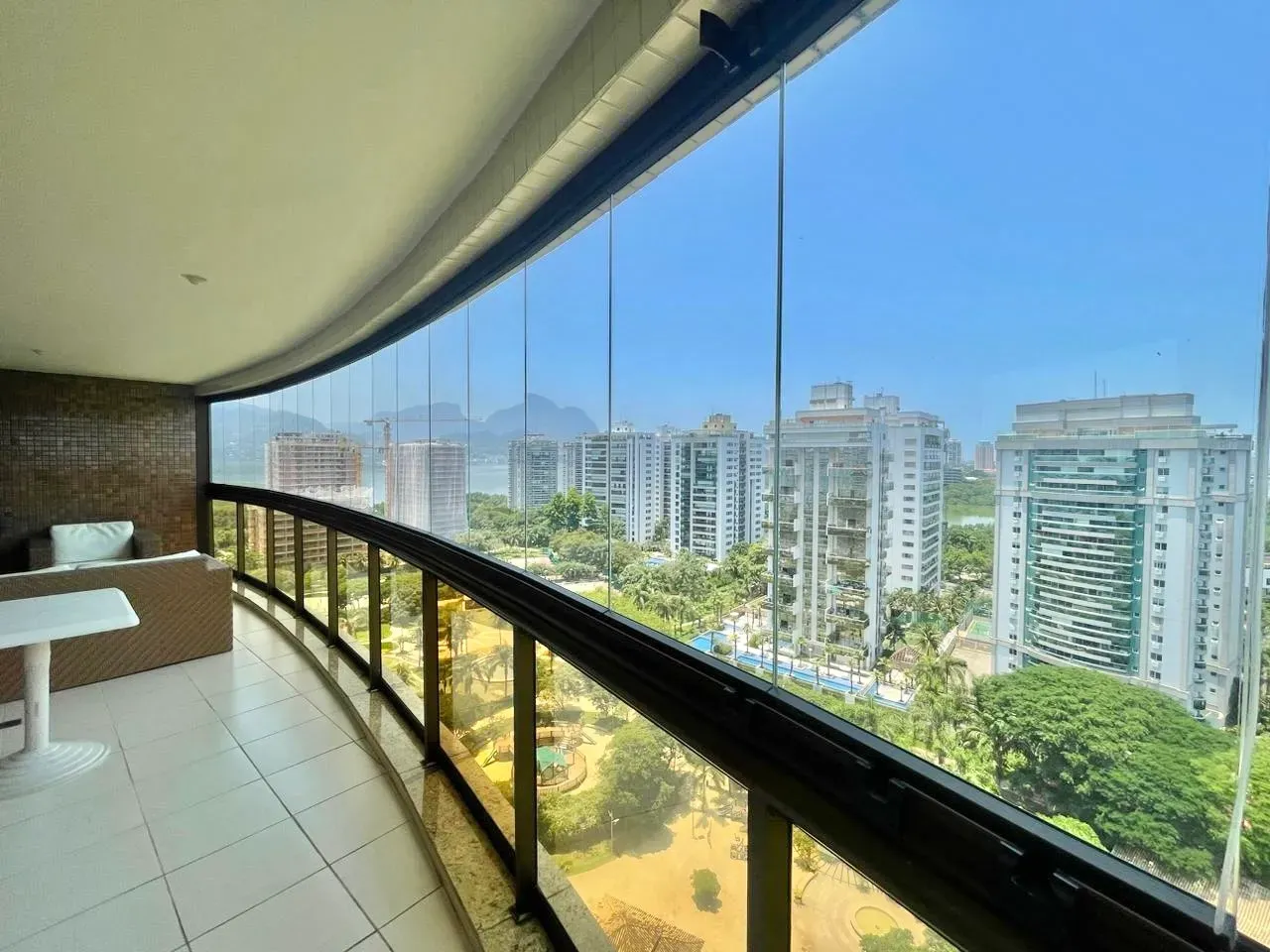 4-bedroom apartment with a park view in Rio de Janeiro — photo 17
