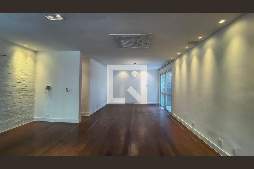 House with 4 bedrooms and a balcony with grill — photo 22