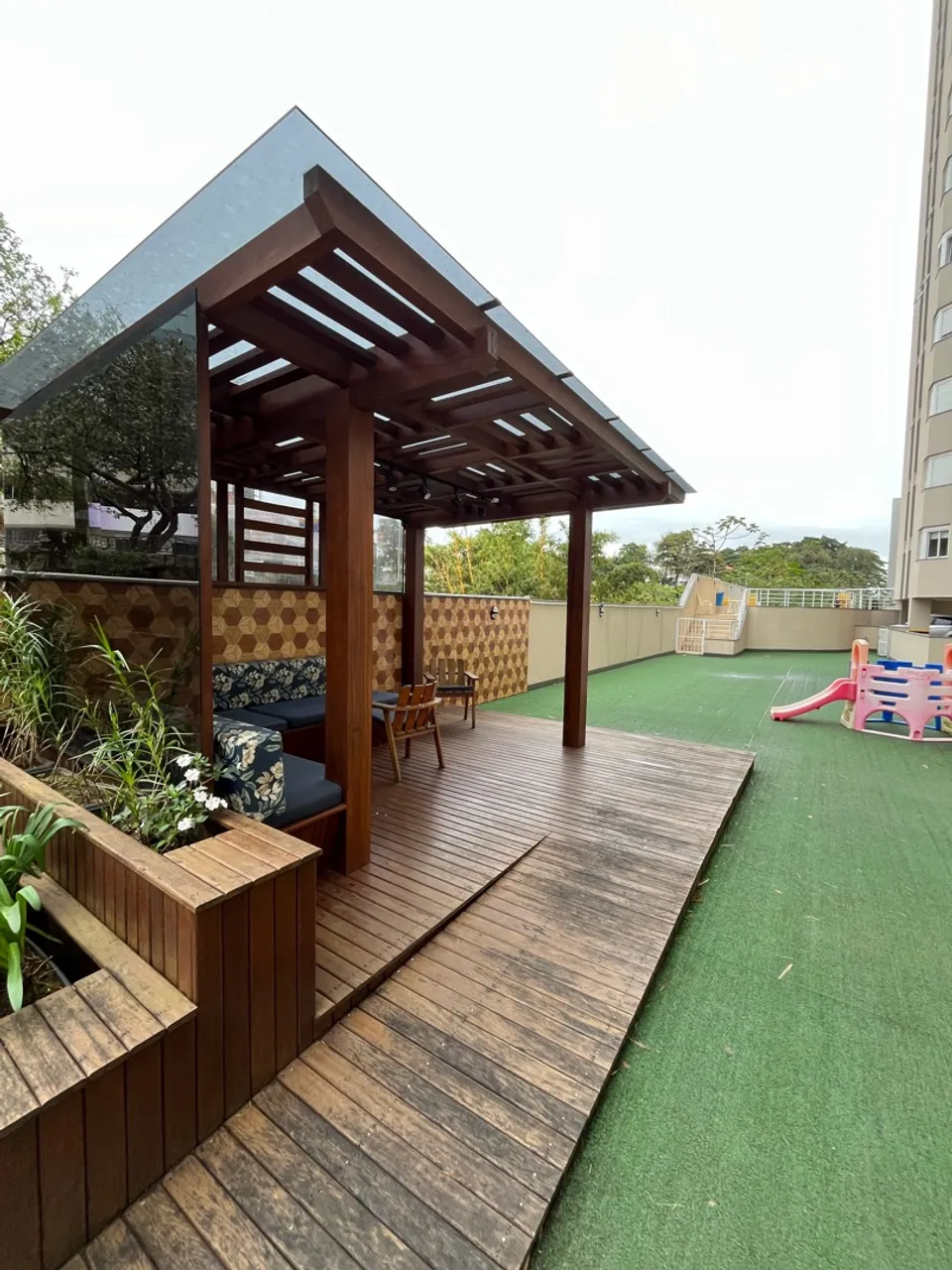 4-bedroom apartment in a building with a pool — photo 4