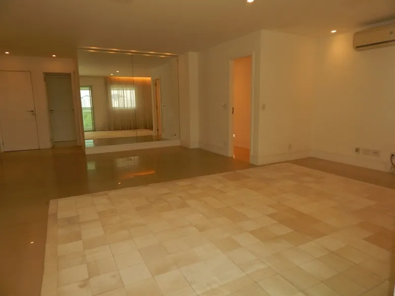 3-bedroom apartment in a building with a sauna — photo 19