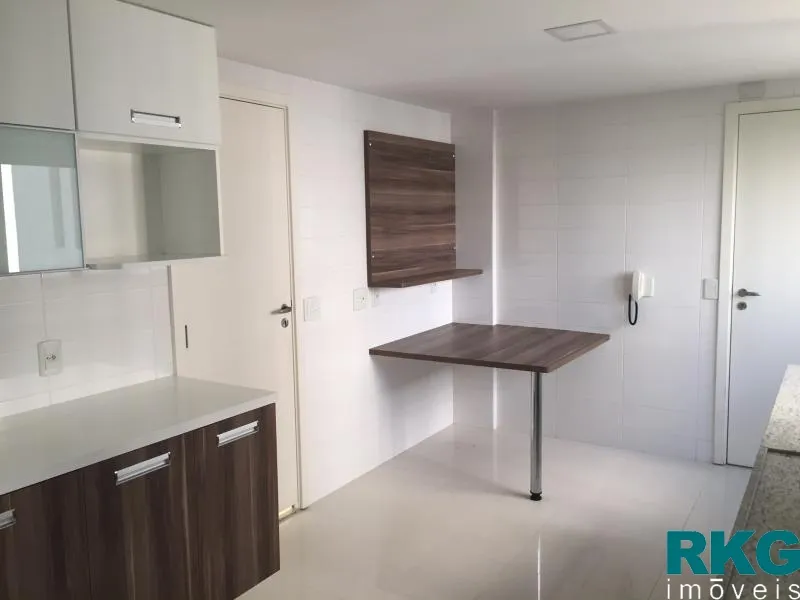 Apartment with an open-plan kitchen and 4 bedrooms — photo 12