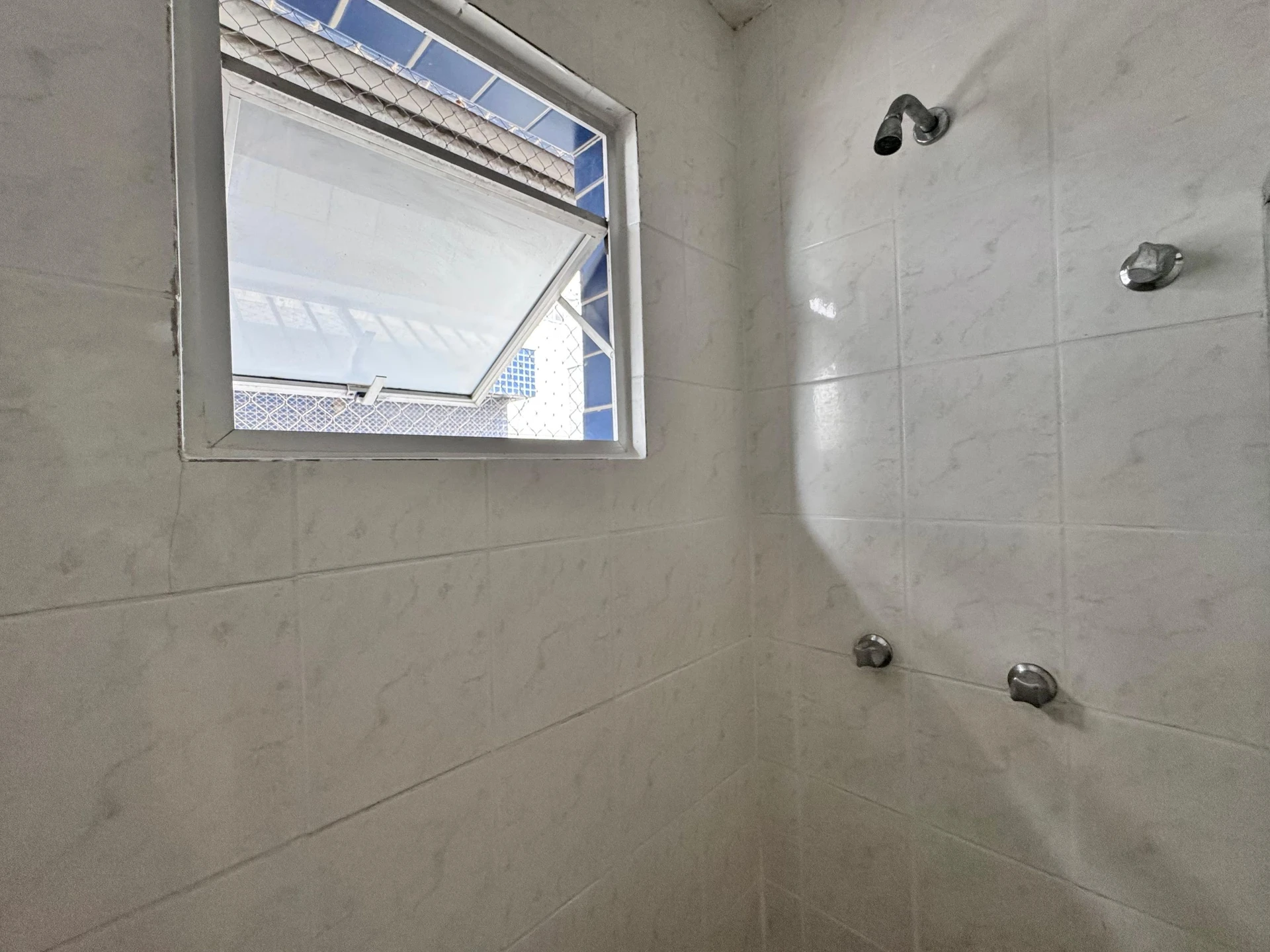 3-bedroom apartment with a balcony and laundry area — photo 22