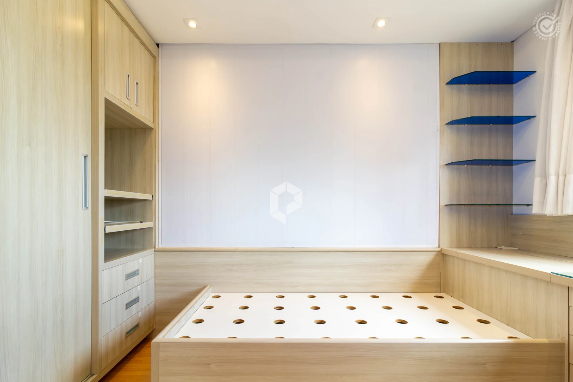 Bathtub in a 3-bedroom apartment, 180 m² — photo 11