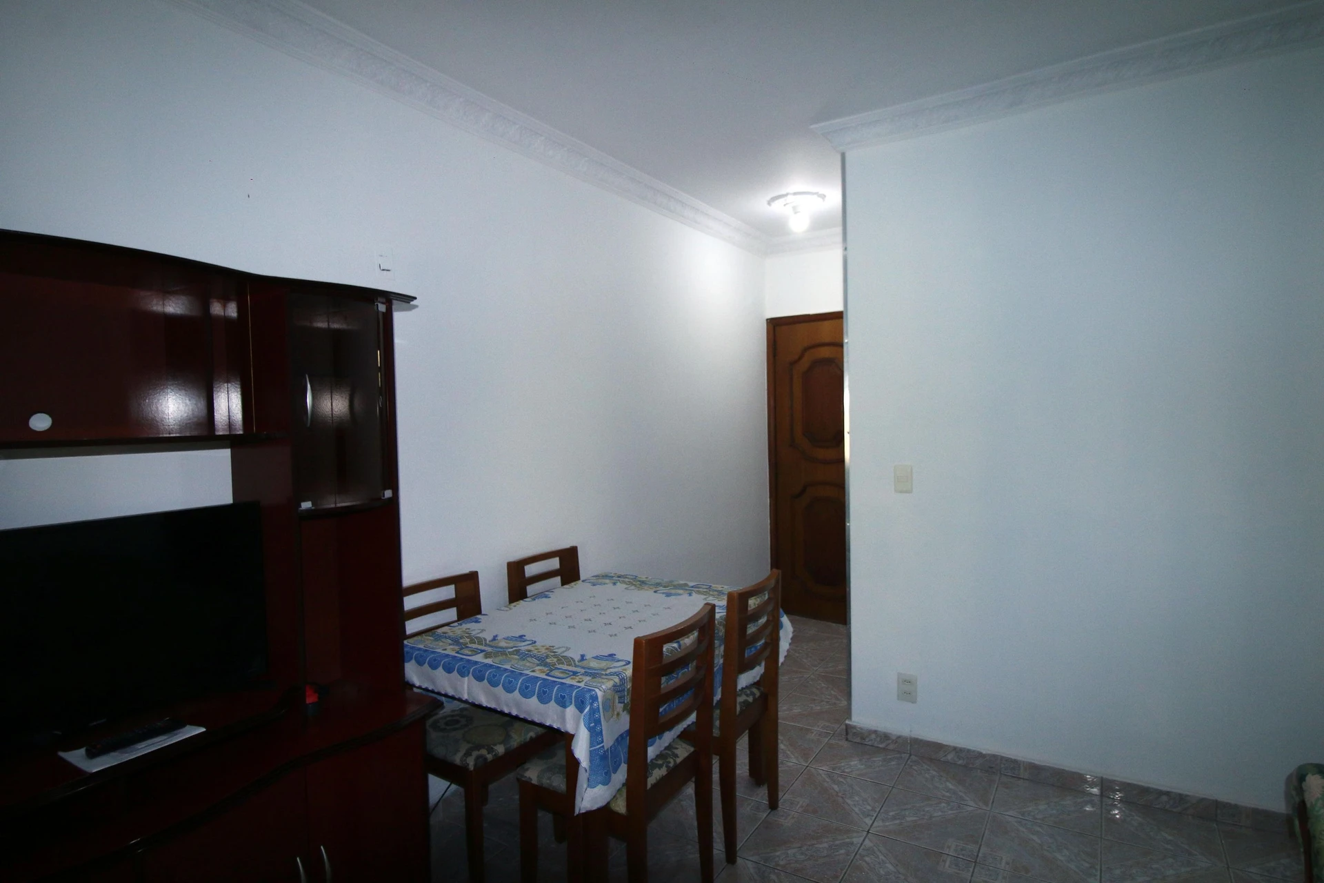 Furnished 2-bedroom apartment with 1 bathroom and glass shower — photo 20
