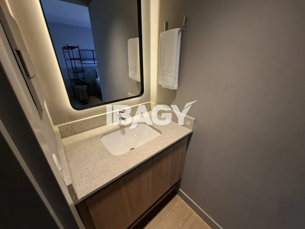 Studio with a glassed-in balcony and open-plan kitchen — photo 194