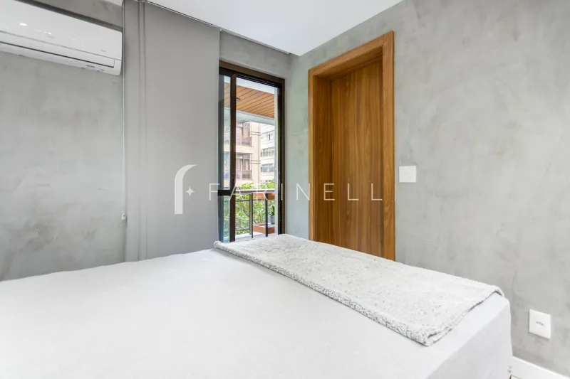 Apartment with an open-plan kitchen and gas stove — photo 4