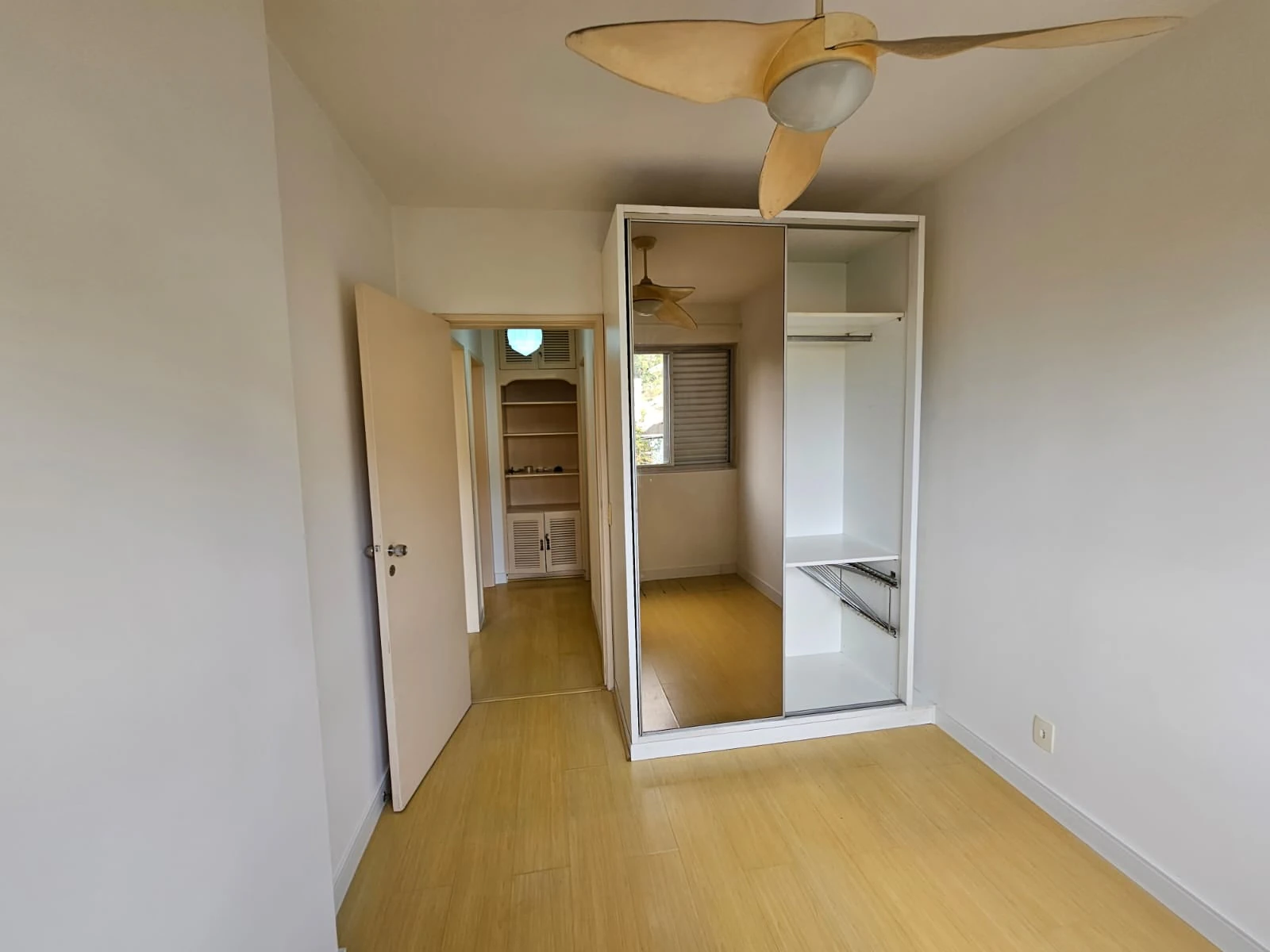Apartamento com piso de madeira ou laminado, Centro — photo 14