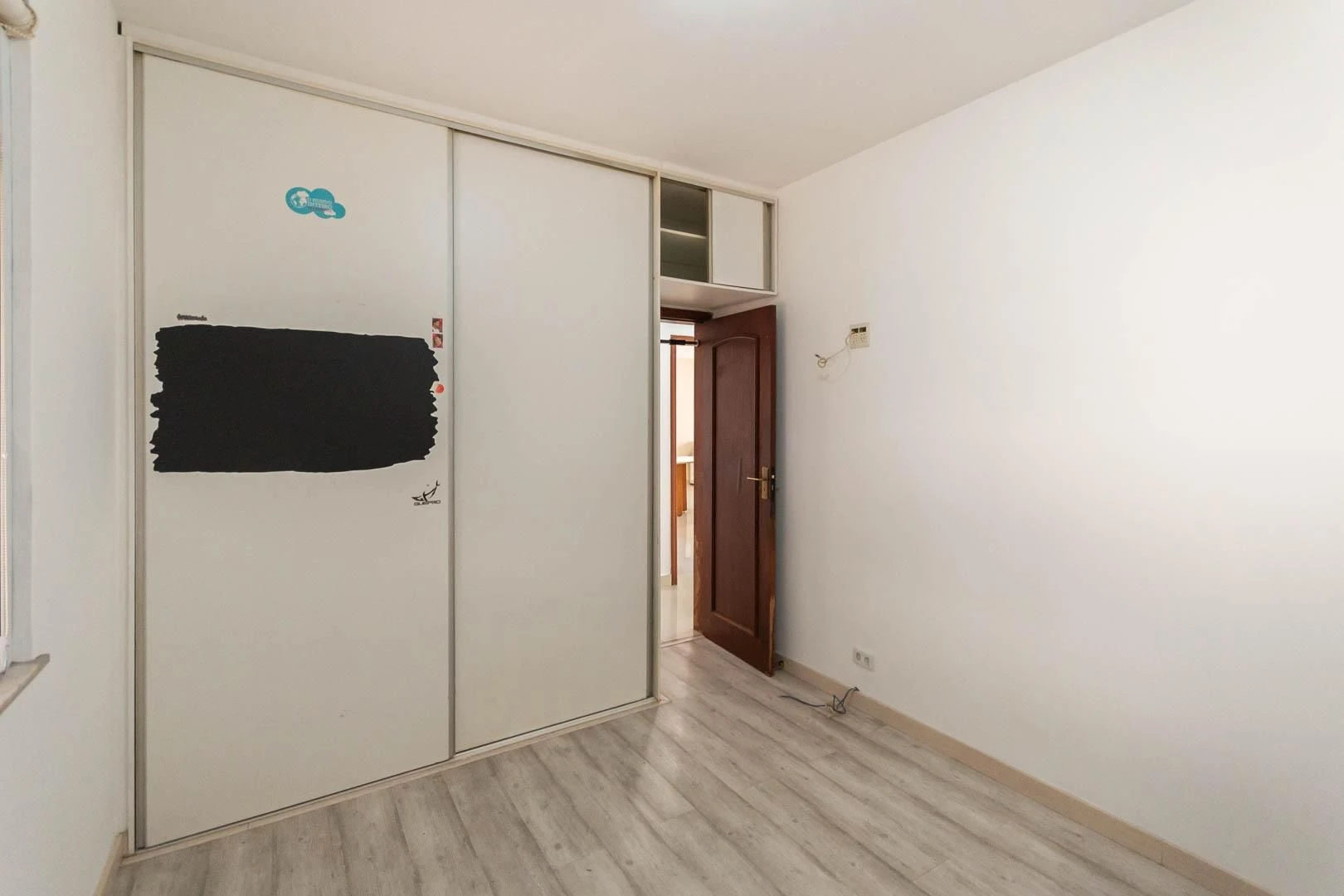 Balcony with a grill in a 3-bedroom apartment, 135 m² — photo 56