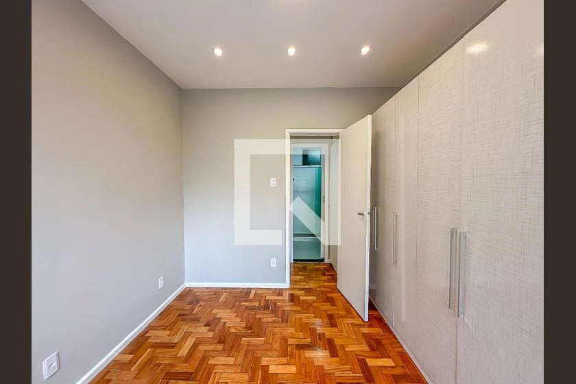 One-bedroom apartment with wood or laminate floors — photo 23