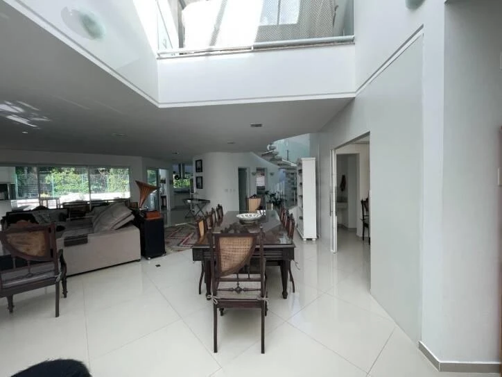 Ventanales de piso a techo y 4 dormitorios: casa de 400 m² — photo 33