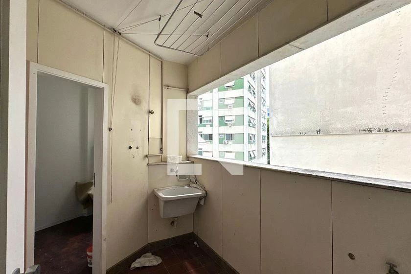 Glass-enclosed balcony in a 4-bedroom apartment, 113 m² — photo 24