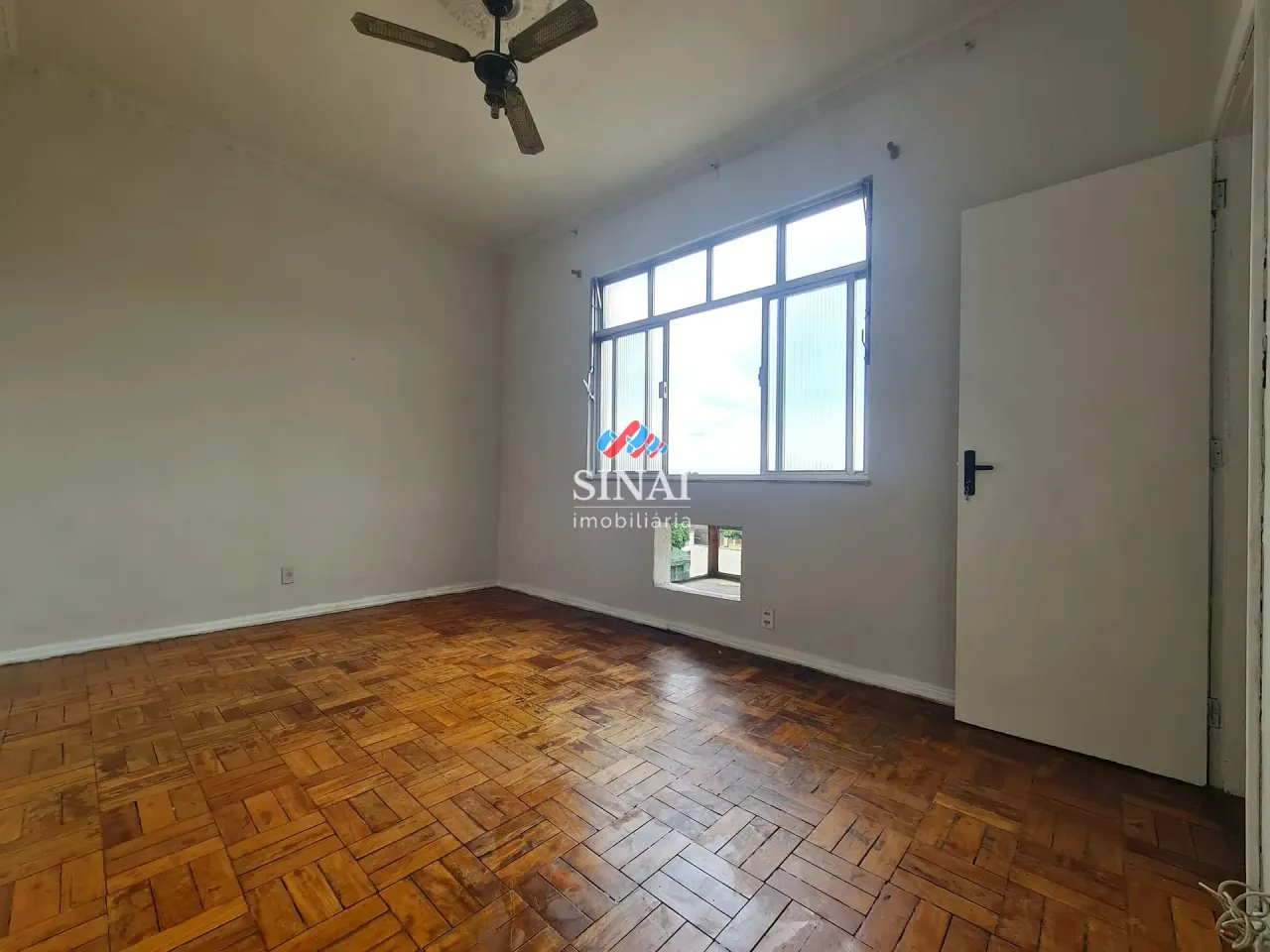 1-bedroom apartment with a compact gas kitchenette — photo 13