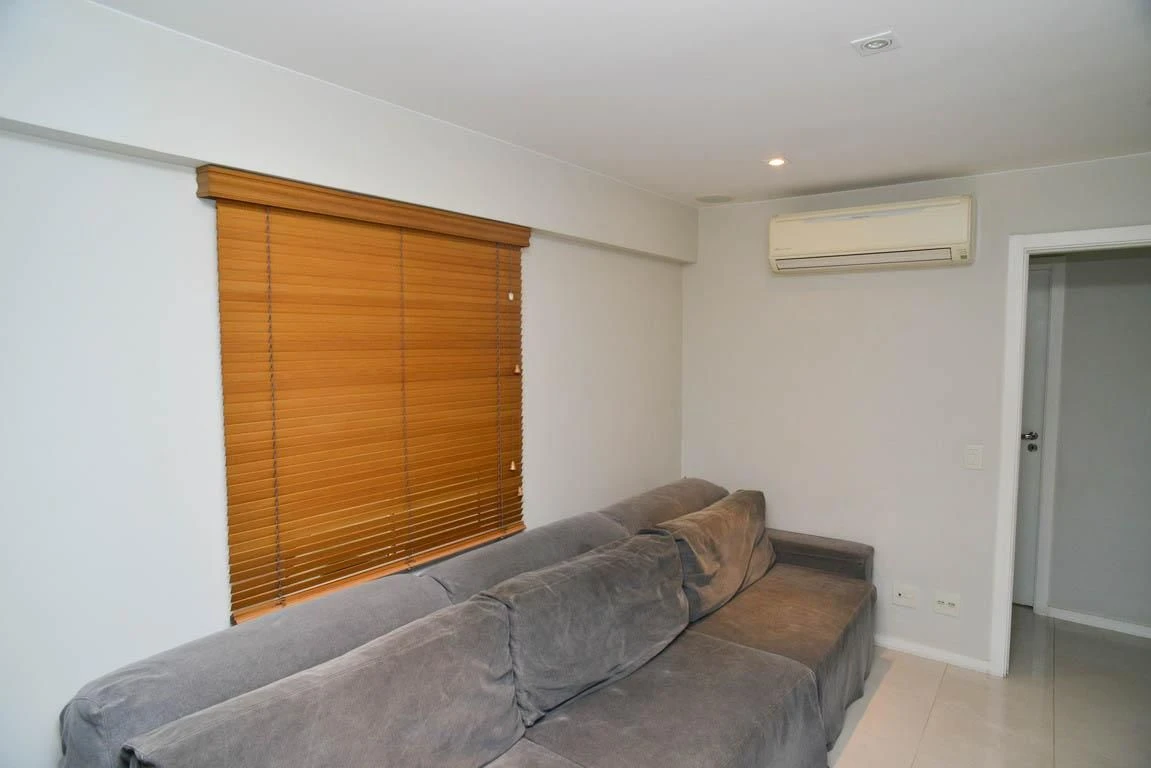 3-bedroom apartment with a glass-enclosed balcony — photo 39