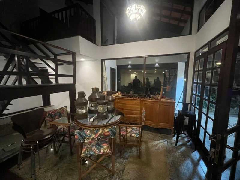 Balcony with a grill in a 4-bedroom house, 420 m² — photo 2